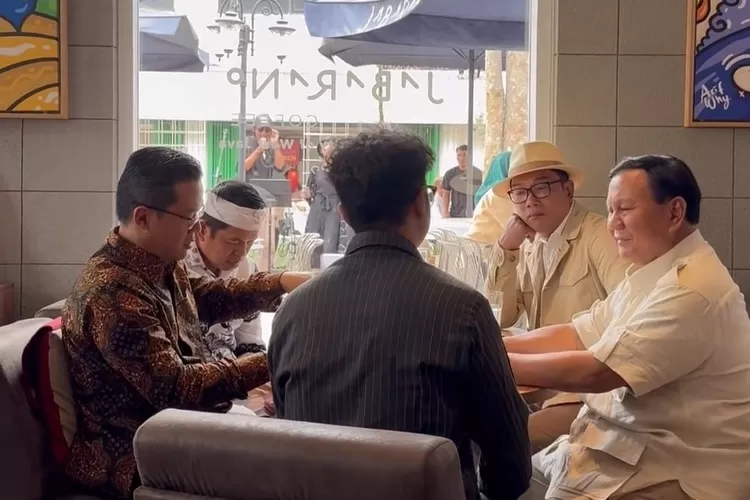 Ridwan Kamil, Dedi Mulyadi dan Prabowo Subianto di sebuah kafe kopi di kawasan Braga.  (Istimewa)