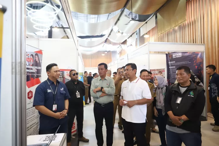 Ketua DPRD Kota Bandung H. Tedy Rusmawan, A.T., M.M., menghadiri acara job fair gelaran Dinas Tenaga Kerja Kota Bandung, di Kiara Artha, Bandung, Pekan lalu.