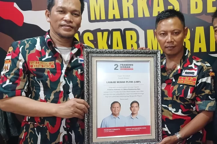 Ketua LMP Kab. Bandung Asep Rudi (Kanan) dukung kepada paslon nomor urut 02 Prabowo Subianto dan Gibran Rakabuming di pilpres 2024.