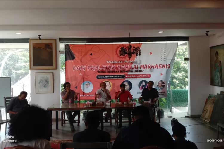 Kesatuan Buruh Marhaenis (KBM) Jawa Barat menggelar diskusi Publik bertema 'Dari Proletar Menuju Marhaenis - Buruh Berdaya Indonesia Unggul' di Bandung, Senin (12/2/2024). (Ariesmen)