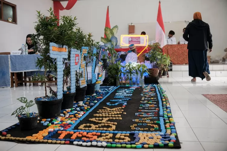 Ingin menegaskan keberpihakannya terhadap pengelolaan dan pengolahan sampah yang tengah digelorakan Pemerintah Kota (Pemkot) Bandung, Tempat Pemungutan Suara (TPS) 25 Liogenteng (Diskominfo Kota Bandung)