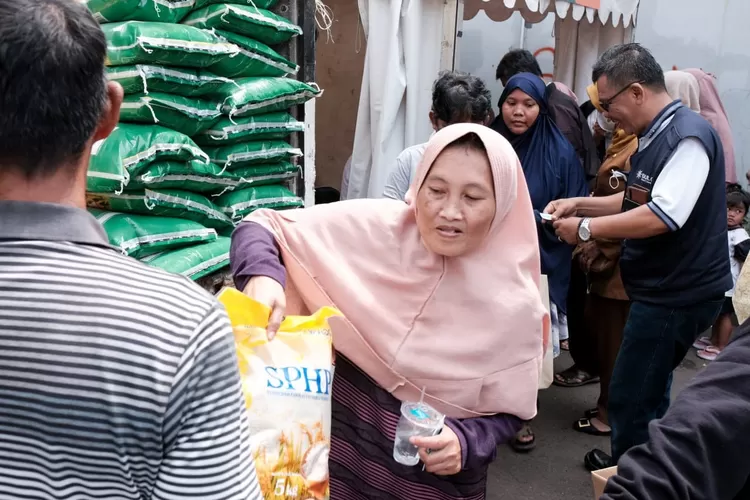 Operasi Pasar Beras Medium Stabilisasi Pasokan Harga Pangan (SPHP) dan Pasar Murah di Jalan Margacinta, Kecamatan Buahbatu, Senin 19 Februari 2024. (Diskominfo Kota Bandung)