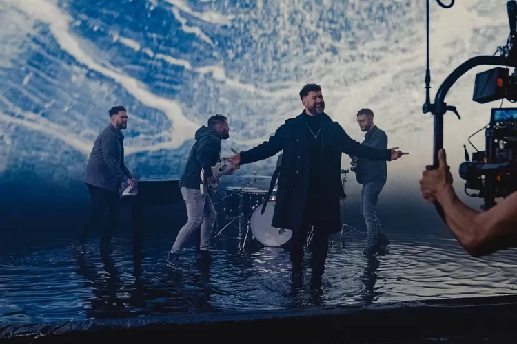 Calum Scott menyapa penonton konser Ed Sheeran yang gelarannya berlangsung di JIS, Jakarta, Sabtu 2 Maret 2024, sekitar pukul 19.00 WIB. (x @calumscott)