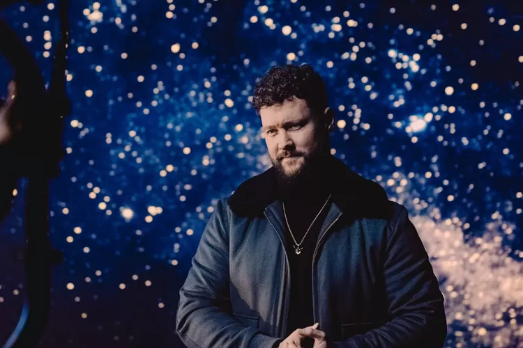 Penyanyi asal Inggris, Calum Scott didapuk menjadi guest star konser Ed Sheeran yang gelarannya berlangsung di Stadion JIS, Sabtu 2 Maret 2024, pukul 19.00 WIB. (x @calumscott)