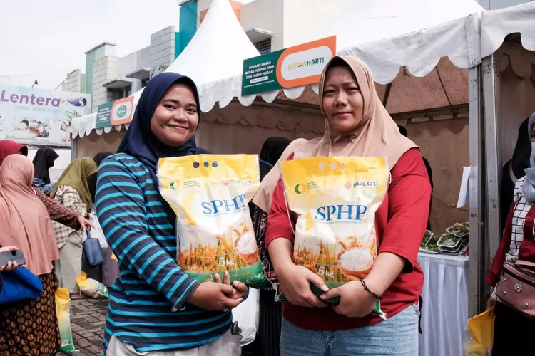 Emak-emak belanja beras murah  (Diskominfo Kota Bandung)