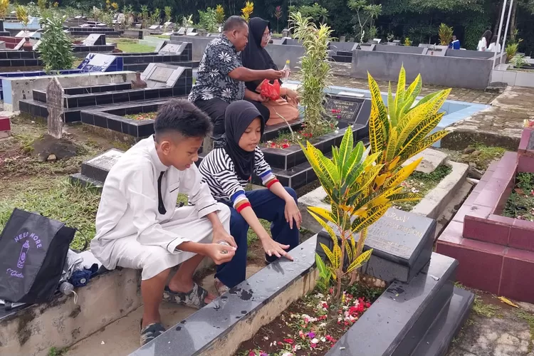 Tata Cara Ziarah Atau Nyekar Saat Di Makam, Sambut Bulan Suci Ramadhan ...