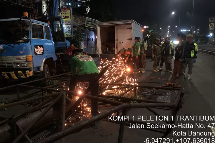 Satpol PP Kota Bandung kembali gelar penertiban reklame ilegal.