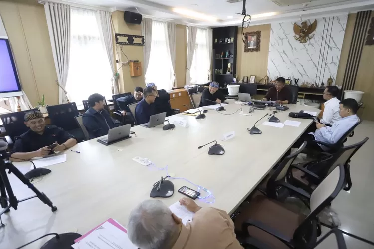 Pansus 8 DPRD Kota Bandung melakukan rapat membahas Raperda Kota Bandung tentang Penyelenggaraan Keolahragaan, di Ruang Rapat Komisi D.