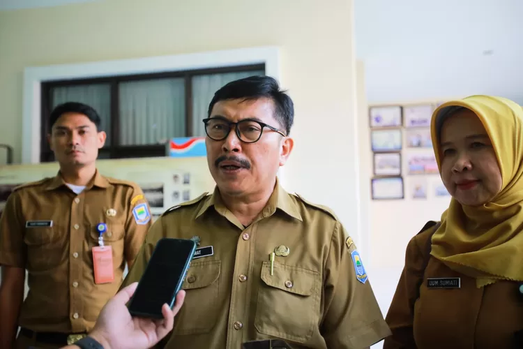 Plh Sekretaris Daerah Kota Bandung, Hikmat Ginanjar saat Sosialisasi Pencegahan Kekerasan Terhadap Anak, di SMPN 2 Bandung, Senin 6 Mei 2024.