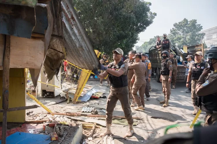 Satpol PP Kota Bandung tertibkan bangunan liar di kawasan zona merah.
