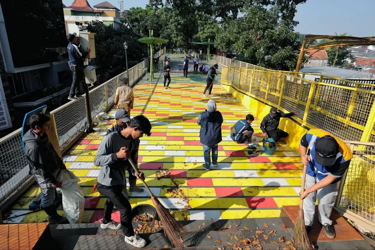 Kegiatan bebersih upaya persiapan reaktivasi Teras Cinta di Kawasan Cihampelas, Jumat, 7 Juni 2024.
