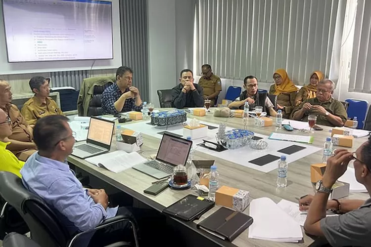 Pimpinan dan anggota Pansus 8 DPRD Kota Bandung menggelar rapat kerja perihal lanjutan pembahasan Raperda tentang keolahragaan, di Ruang Rapat KONI Kota Bandung, Selasa 4 Juni 2024.