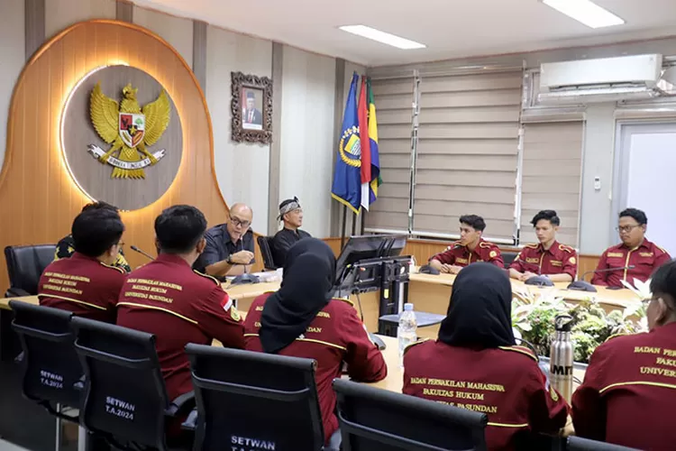 Wakil Ketua DPRD Kota Bandung, Dr. H. Edwin Senjaya, S.E., M.M., menerima Audiensi Badan Perwakilan Mahasiswa (BPM) Universitas Pasundan (Unpas) Bandung, di Gedung DPRD Kota Bandung.