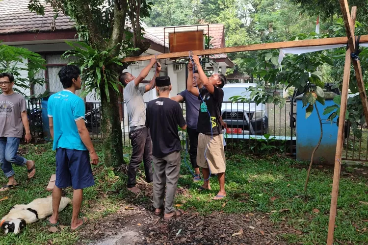 Sejumlah Jurnalis dari berbagai Media yang tergabung dalam Persatuan Wartawan Indonesia (PWI) Kota Bogor sembelih 2 ekor kambing di Hari Raya Idul Adha ke dua pada Selasa, 18 Juni 2024 (Istimewa)