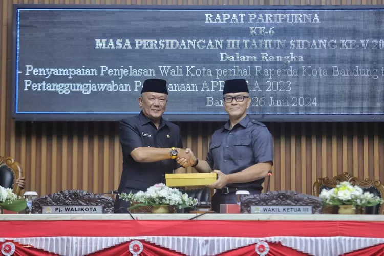Penjabat Wali Kota Bandung, Bambang Tirtoyuliono menghadiri Rapat Paripurna DPRD Kota Bandung, Rabu 26 Juni 2024. 