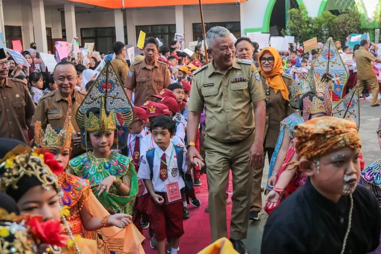 Penjabat Wali Kota Bandung, Bambang Tirtoyuliono menyempatkan diri menyambangi MPLS di SDN 113 Banjarsari, Jalan Merdeka, Kecamatan Sumur Bandung, Kota Bandung.