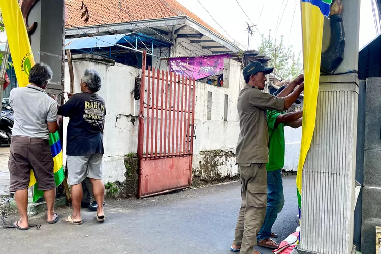 Warga Babakan Ciamis Kota Bandung menghias gapura dalam rangka menyambut HUT RI ke 79 dan HJKB ke 214 (Istimewa)