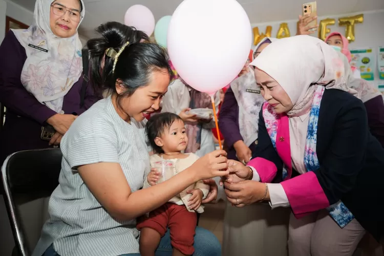 Pemerintah Kota (Pemkot) Bandung melanjutkan pemberian Vitamin A kepada balita di Posyandu Walet RT 05 RW 08, Kelurahan Cisaranten Endah (Hms bdg)