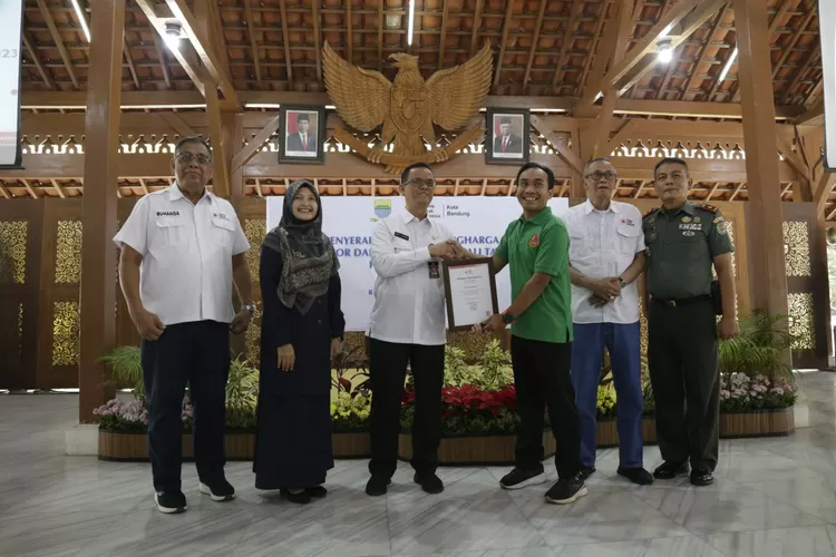 Sebanyak 129 pendonor darah meraih penghargaan dari Ketua Umum PMI, M. Jusuf Kalla atas aksi nyata mendonorkan darahnya selama 75 kali dalam satu tahun. (Hms bdg)