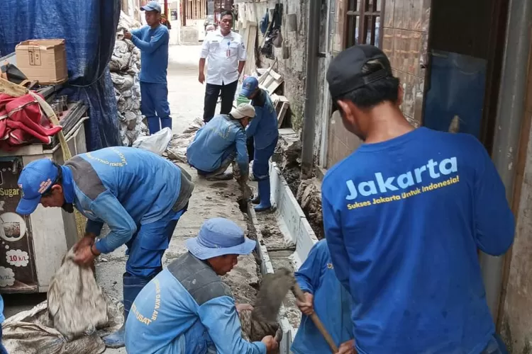 Akses Sulit Dilalui, Saluran Tidak Berfungsi Dipermukiman Jalan B1 Karang Anyar Dibedah Pasukan Biru Pake Alat Manual Sebulan Tuntas (Ariesmen Fokussatu.id)