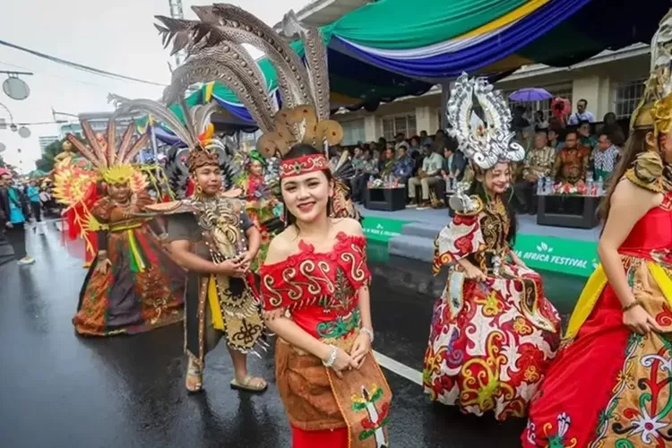Jelang pawai kendaraan hias dalam rangka merayakan Hari Jadi ke 214 Kota Bandung, Dishub rencanakan rekayasa lalu lintas dan siapkan kantong parkir di sekitarnya area yang akan dilalui peserta pawai.  (Hms bdg )