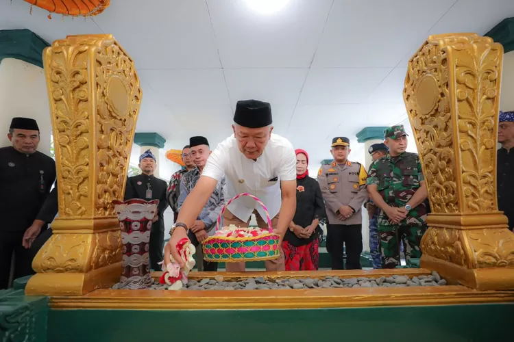 Pj Wali Kota Bandung, Bambang Tirtoyuliono menziarahi para pendiri Bandung (Ist)