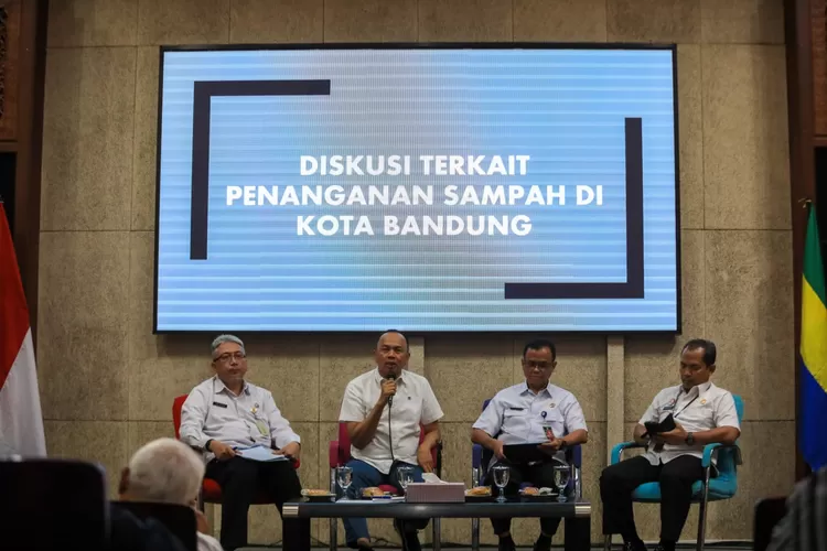 Pemkot Bandung diskusi bersama LSM dan pegiat lingkungan dalam upaya mengatasi masalah sampah  (Ist)