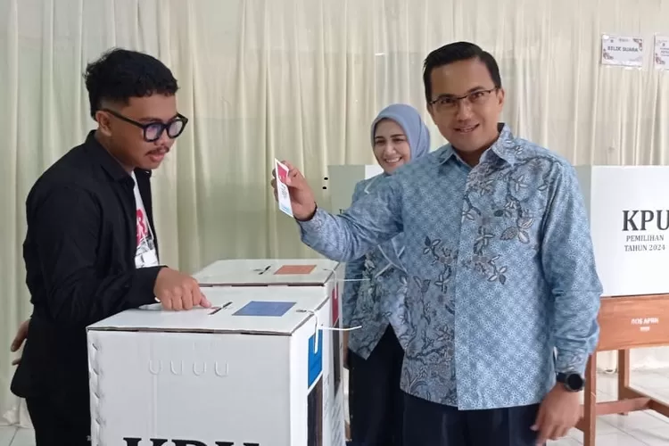 Calon Bupati Bandung Nomor Urut 1, Sahrul Gunawan Saat Menggunakan Hak Pilihnya Beserta Keluarga di TPS 14 Desa Pamekaran Kabupaten Bandung
