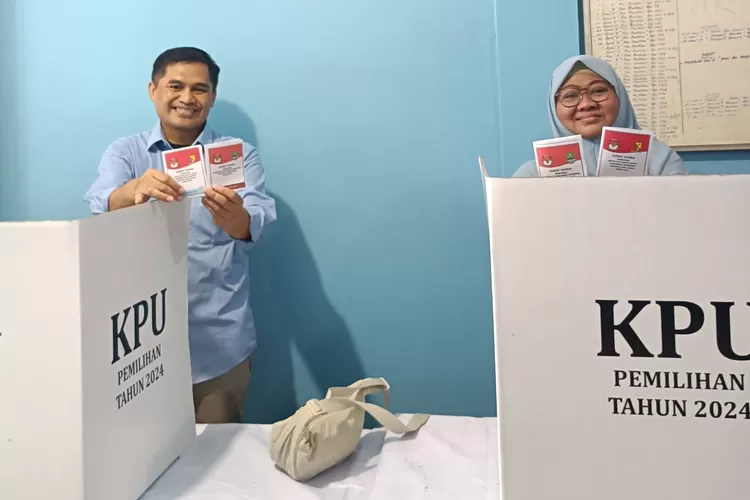 Cawabup Bandung, Gun Gun Gunawan Beserta Istrinya Saat menggunakan Hak Pilihnya di TPS 10 Desa  Sayati, Kabupaten Bandung