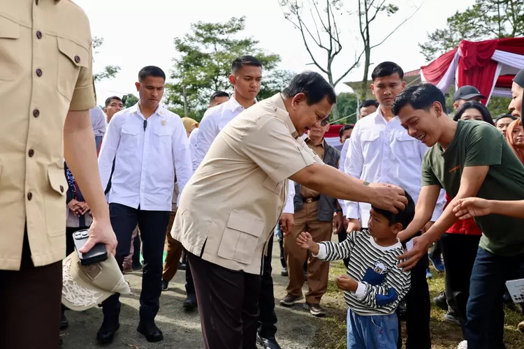 Warga Antusias Sapa Presiden RI, Prabowo Saat Nyoblos Pilkada di Bojong Koneng
