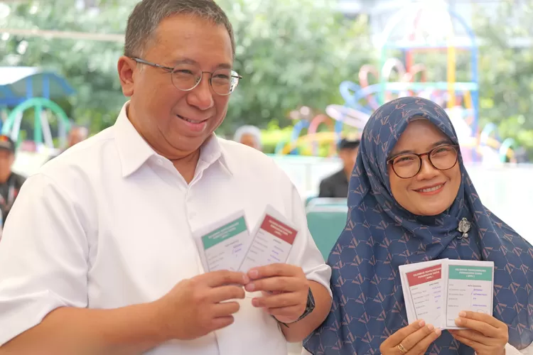 Calon Wali Kota Bandung, Haru Suandharu Beserta Istrinya Saat menggunakan Hak Pilihnya di TPS 15, Antapani, Kota Bandung, (27/11/24)