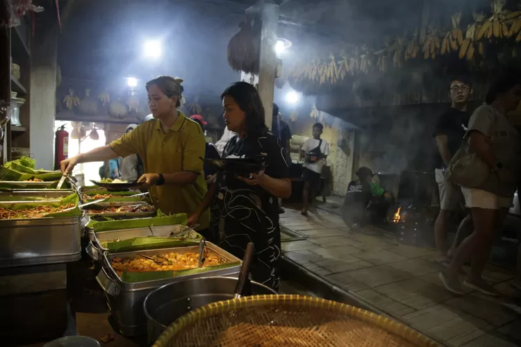 Pesona kampung Sunda pengunjung akan langsung diajak menuju ke dapur. Berlokasi di Jalan Cisangkuy, No. 56 Kota Bandung.