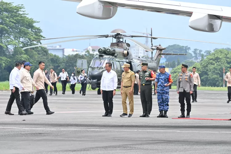 Kedatangan Presiden Prabowo disambut langsung oleh Penjabat Gubernur Jawa Barat, Bey Triadi Machmudin dan Penjabat (Pj) Wali Kota Bandung, A. Koswara beserta jajaran Forum Komunikasi Pimpinan Daerah (Forkopimda). Senin, 20 Januari 2025.