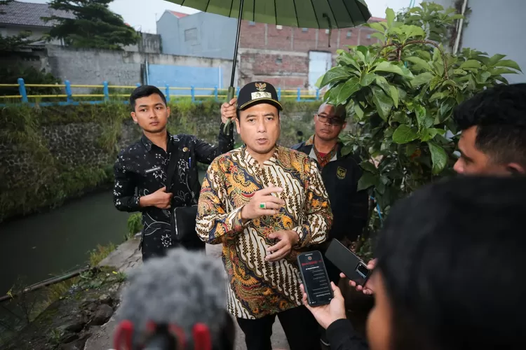 Wakil Wali Kota Bandung Erwin memantau kondisi kirmir di beberapa sungai di Kota Bandung 