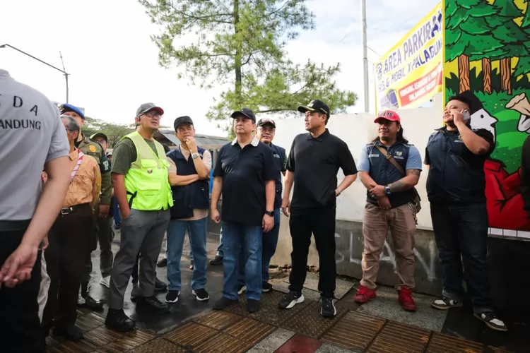 Wali Kota Bandung Muhammad Farhan pimpin acara beberes trotoar jelang libur lebaran 2025