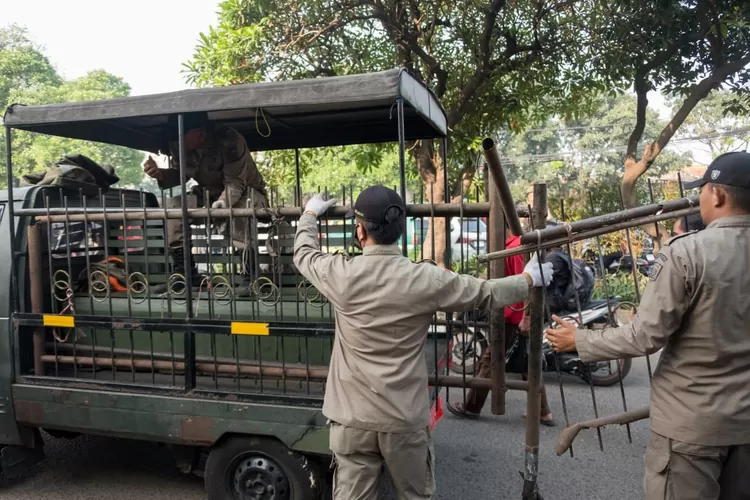 Satpol PP Kota Bandung tertibkan spanduk liar