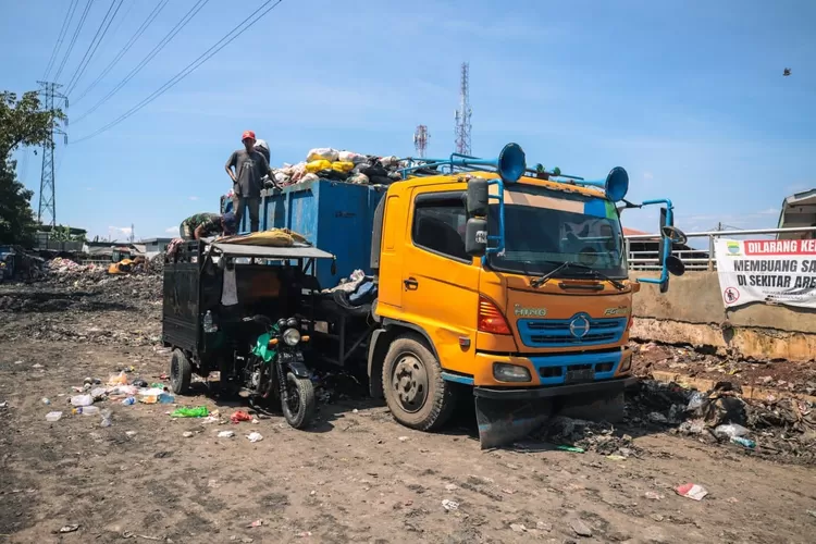 Pengangkutan ribuan sampah di Pasar Induk Gedebage 