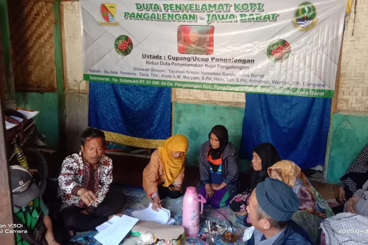 Komunitas Jawa Barat Nusantara (KJBN) kukuhkan Duta Penyelamatan Kopi Pangalengan besutan Ustadz Cupang alias Ucup Pangalengan, alias Ucup Tatang Taryanto, Rabu 1 Mei 2025. (Achmad Ariesmen Fokussatu.id)