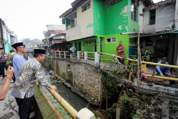 Wakil Wali Kota Bandung Erwin meninjau titik longsor di Kelurahan Arjuna, Kecamatan Cicendo 
