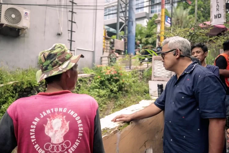 Wali Kota Bandung Muhammad Farhan tinjau sejumlah titik yang berpotensi rawan bencana longsor dan banjir 