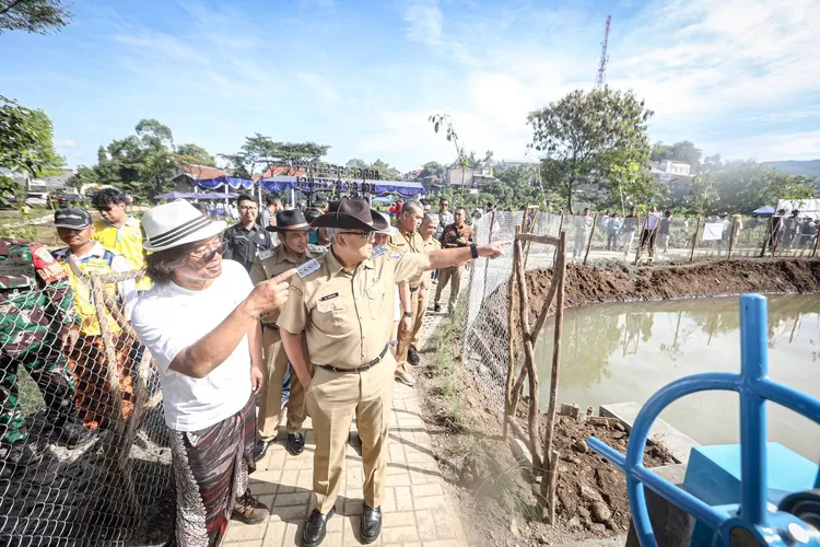Wali Kota Bandung, Muhammad Farhan usai meresmikan Agroforestry Kolam Retensi Ciporet