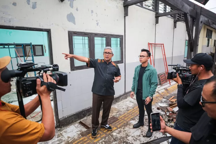 Wali Kota Bandung Muhammad Farhan meninjau lokasi bangunan SLB Negeri A Pajajaran 