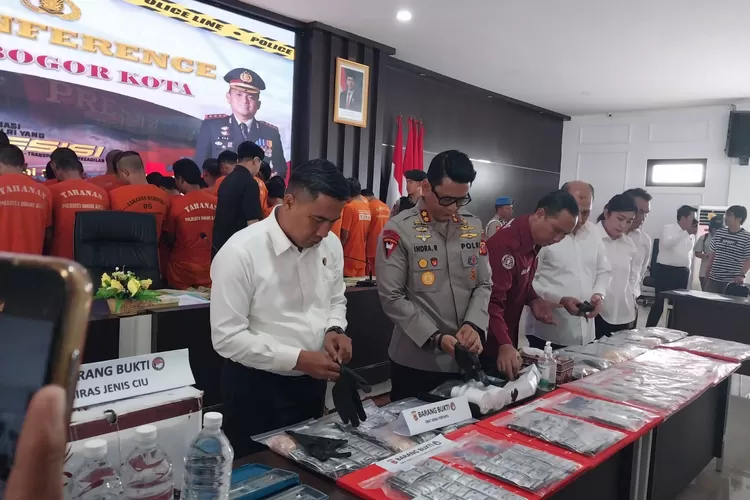 Polresta Bogor Kota Amankan Sejumlah Tersangka Berikut Barbuk Narkoba dan Miras Oplosan Siap Edar  (Wiera Fokussatu.id)