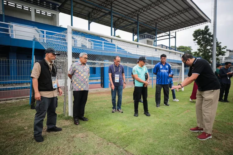 Wali Kota Bandung, Muhammad Farhan meninjau kesiapan lapangan Sidolig yang rencananya akan dipergunakan untuk latihan tim peserta Piala Presiden 2025