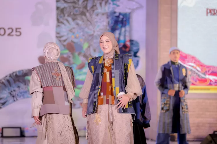 Dewan Kerajinan Nasional Daerah Kota Bandung kembali menunjukkan kiprahnya dalam dunia kriya dan ekonomi kreatif melalui peragaan busana pada gelaran Pekan Kerajinan Jawa Barat (PKJB) 2025