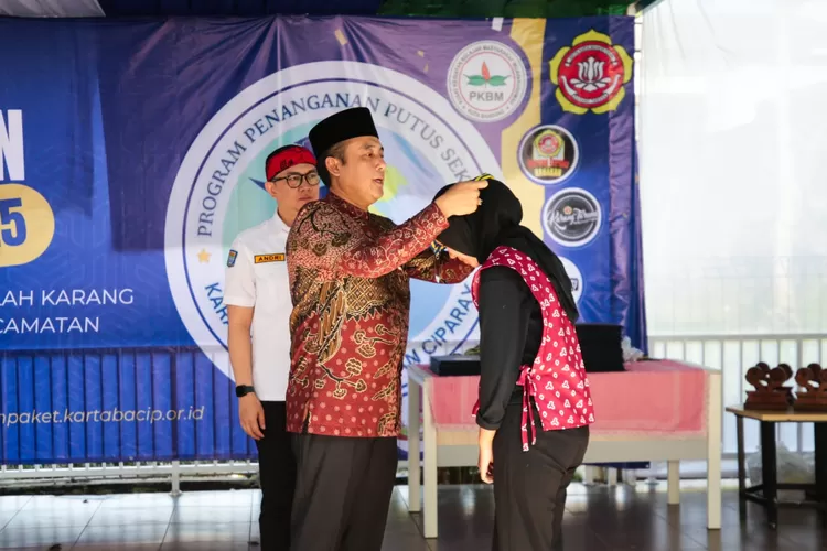 Wakil Wali Kota Bandung, Erwin hadiri wisuda Karang Taruna Babakan Ciparay 