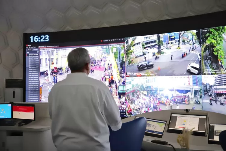 Wali Kota Bandung Muhammad Farhan memantau lalu lintas kota saat gelaran HUT Jabar ke 80