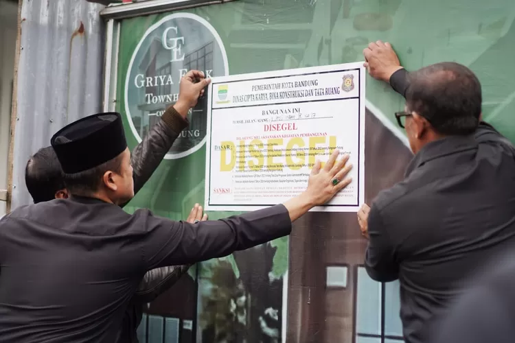 Pemkot Bandung menyegel perumahan di kawasan Griya Elok Townhouse , Jalan Gemuruh, Kota Bandung 