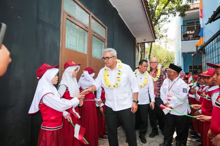 Wali Kota Bandung, Muhammad Farhan hadiri acara renovasi Sekolah SDN O52 Cisaranten Wetan