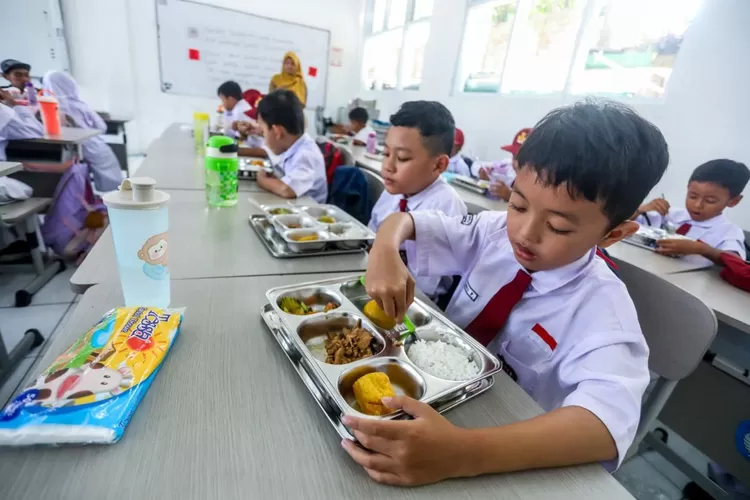Siswa SD di Kota Bandung menyantap menu dari program Makan Bergizi Gratis (MBG). 